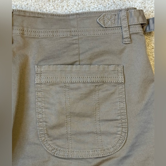 Athleta Women’s Organic Cotton Khaki Shorts w/ adjustable waist, pockets, Size 6 - Picture 4 of 6